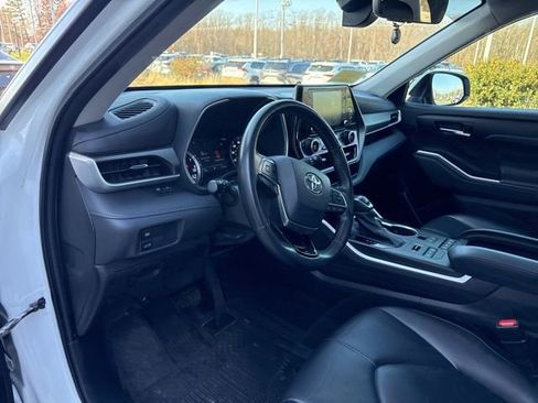 Used 2021 Toyota Highlander XLE image 25