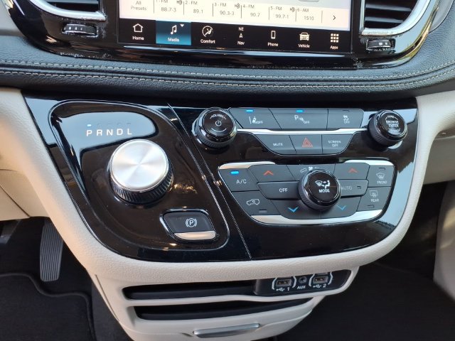 Used 2024 Chrysler Pacifica Limited FWD image 13