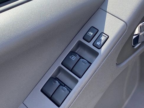 Used 2019 Nissan Frontier SV image 12