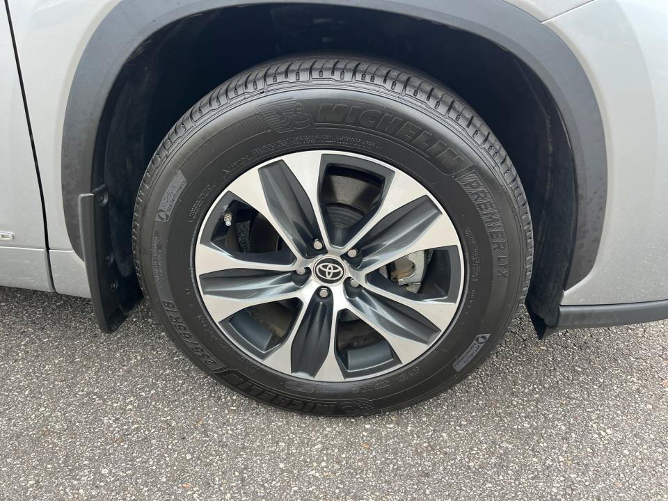 Used 2022 Toyota Highlander XLE AWD/4WD image 25