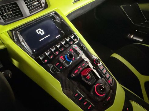 Used 2020 Lamborghini Aventador SVJ AWD/4WD image 43