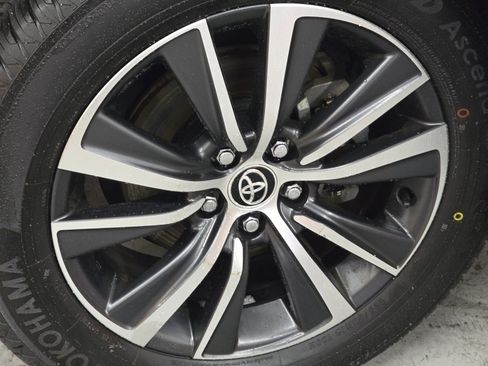 Used 2023 Toyota Venza LE image 15