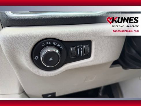 Used 2023 Chrysler Pacifica Limited FWD image 12