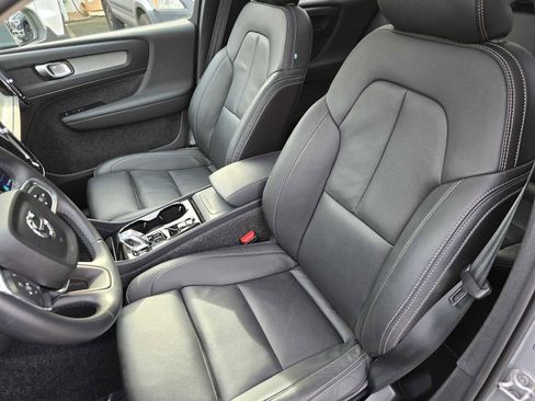 Used 2025 Volvo XC40 B5 Plus image 23