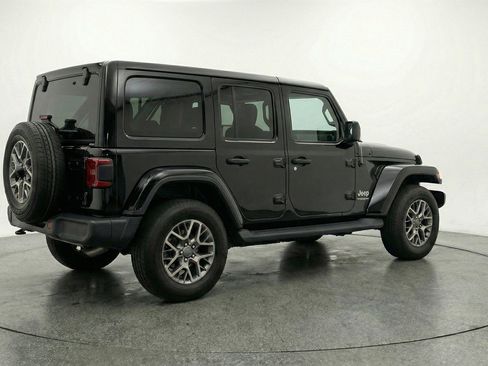 Used 2025 Jeep Wrangler Sahara image 9