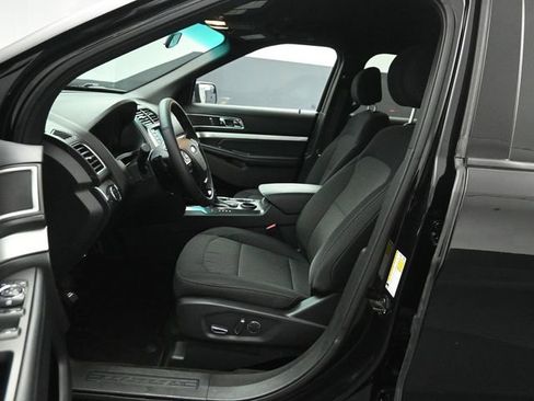 Used 2017 Ford Explorer XLT image 10