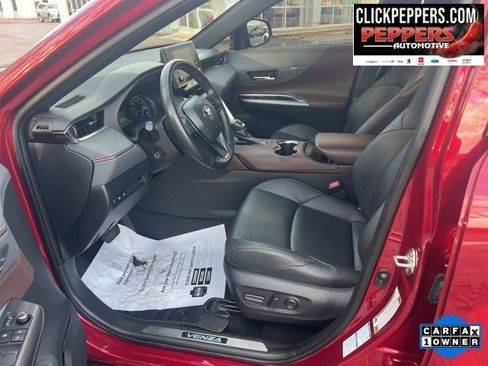Used 2022 Toyota Venza XLE image 11