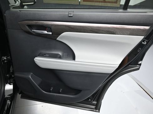 Certified 2026 Toyota Highlander Limited AWD/4WD image 36