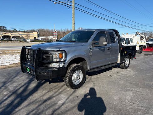 Used 2022 Ford F250 XL w/ Power Equipment Group image 2