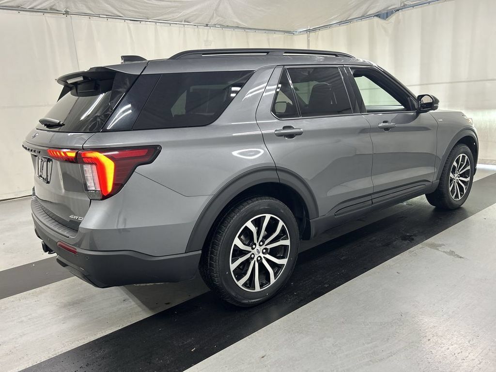 Used 2025 Ford Explorer ST-Line AWD/4WD image 2