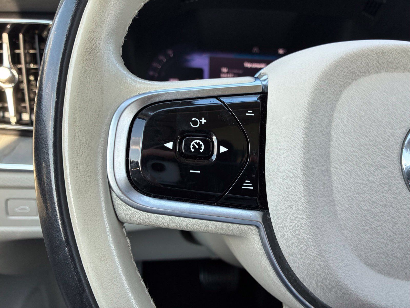 Used 2023 Volvo XC60 T8 Plus AWD/4WD image 25