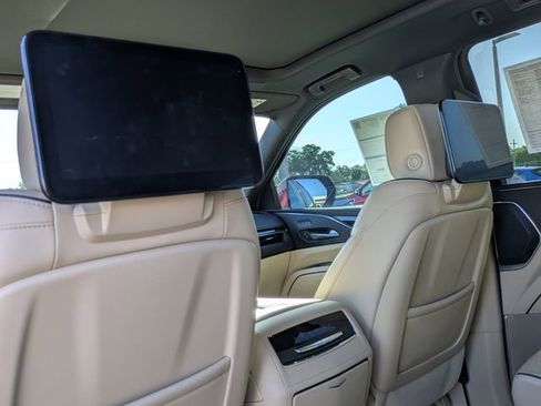 Used 2024 Cadillac Escalade ESV Premium Luxury image 15