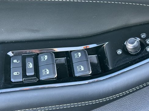 Used 2022 Jeep Grand Cherokee Overland w/ Advanced Protech Group III image 12