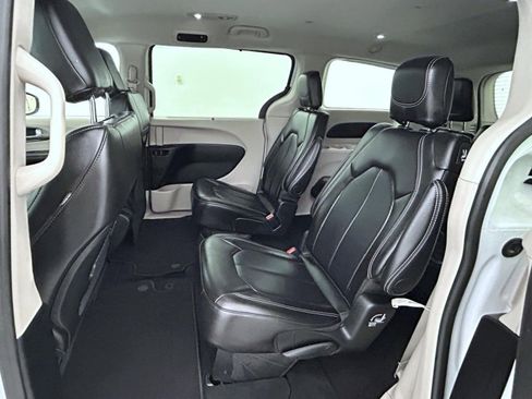 Used 2024 Chrysler Pacifica Touring-L FWD image 20