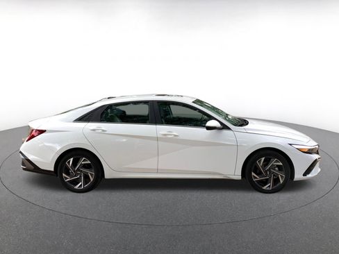 Used 2025 Hyundai Elantra Limited image 8