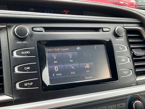 Used 2014 Toyota Highlander LE w/ Preferred Accessory Package image 3