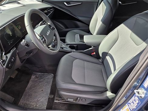 Used 2025 Kia Niro EX image 9