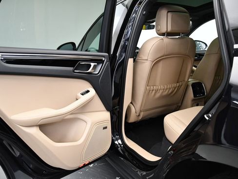 Used 2025 Porsche Macan image 38