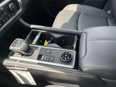 Used 2025 Nissan Pathfinder SL AWD/4WD image 21