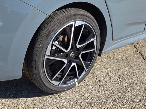 Used 2025 Nissan Sentra SR w/ SR Premium Package image 5