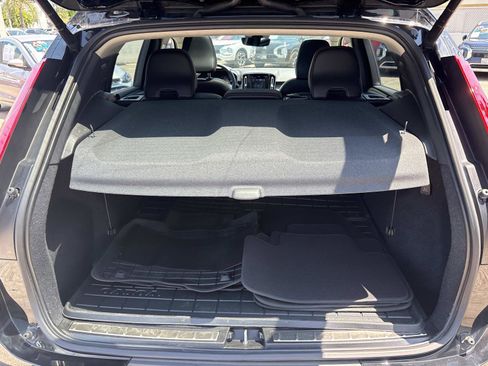 Used 2023 Volvo XC40 B5 Plus image 7