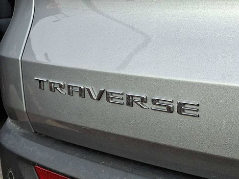 Used 2025 Chevrolet Traverse LT image 6