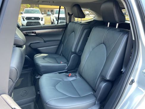 Used 2025 Toyota Highlander Platinum image 24