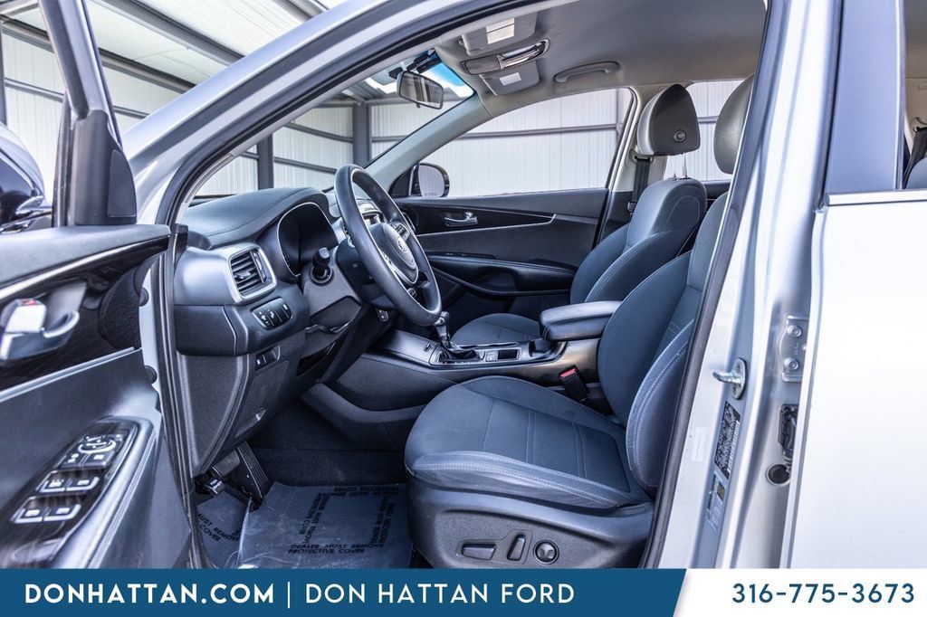 Used 2019 Kia Sorento FWD V6 image 4
