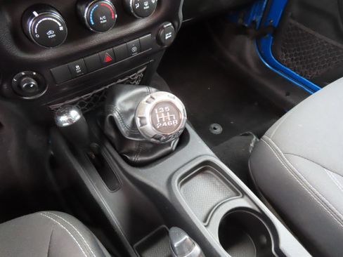 Used 2016 Jeep Wrangler Rubicon w/ Power Convenience Group image 31