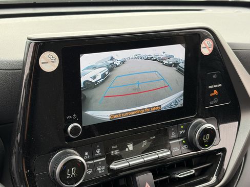 Used 2023 Toyota Highlander LE FWD image 6
