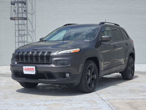 Used 2016 Jeep Cherokee Latitude w/ Comfort/Convenience Group AWD/4WD image 3