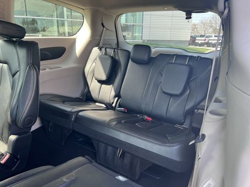 Used 2024 Chrysler Pacifica Touring-L image 14