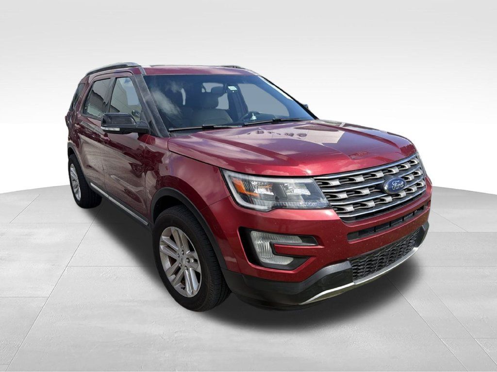 Used 2017 Ford Explorer XLT w/ Equipment Group 201A FWD image 3