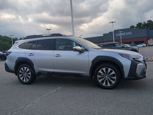 Used 2025 Subaru Outback Touring AWD/4WD image 2