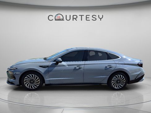 Certified 2024 Hyundai Sonata Limited FWD image 2