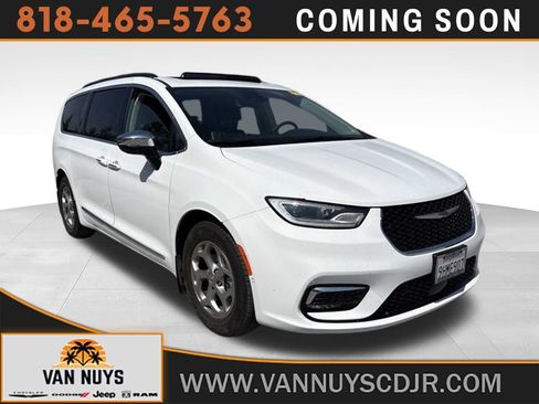 Used 2023 Chrysler Pacifica Limited w/ Uconnect Theater Family Group FWD image 1