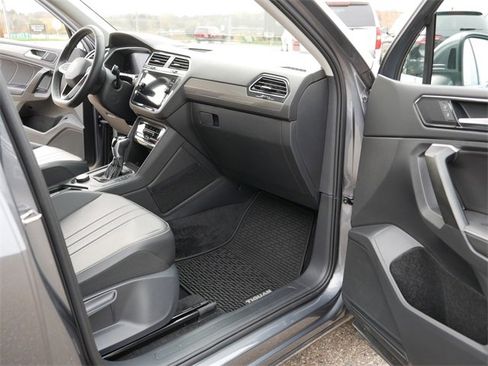 Certified 2024 Volkswagen Tiguan SE image 20