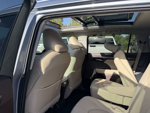 Used 2021 Toyota Highlander Platinum AWD/4WD image 12