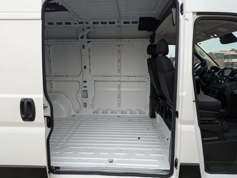 New 2026 RAM ProMaster 1500 w/ Quick Order Package 22G SLT image 12
