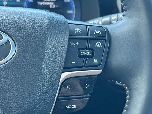 Used 2025 Toyota Crown Signia w/ Advanced Technology Package image 36