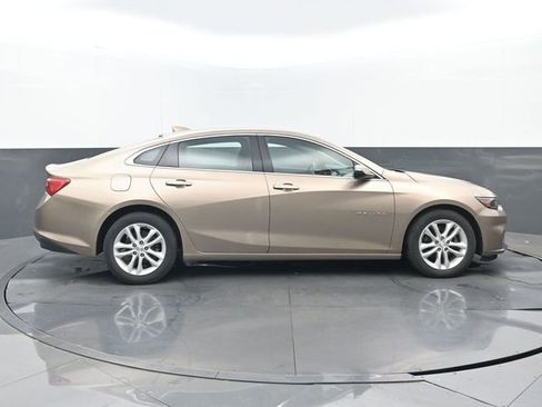 Used 2018 Chevrolet Malibu LT FWD image 2