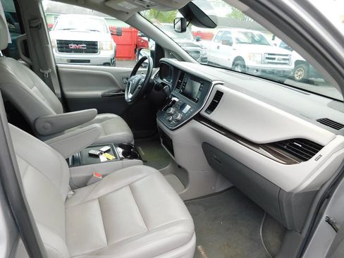 Used 2018 Toyota Sienna XLE FWD image 22