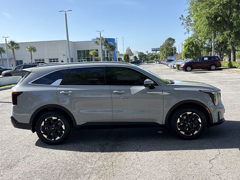 Used 2025 Kia Sorento S image 8