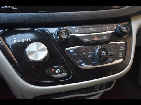 Used 2019 Chrysler Pacifica Touring-L image 12