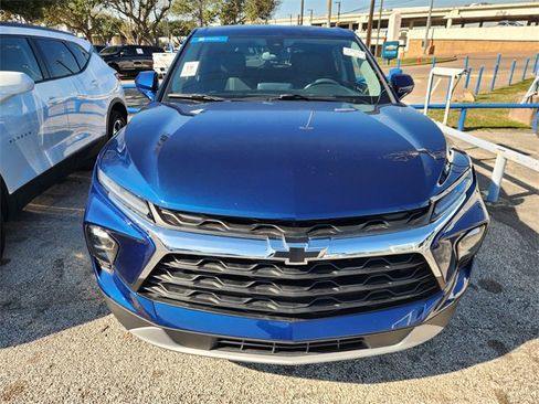 Used 2023 Chevrolet Blazer LT image 2