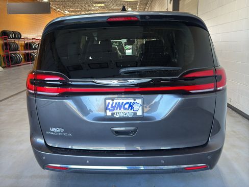 Used 2023 Chrysler Pacifica Touring-L image 4