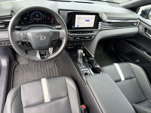 Used 2025 Toyota Camry SE image 8