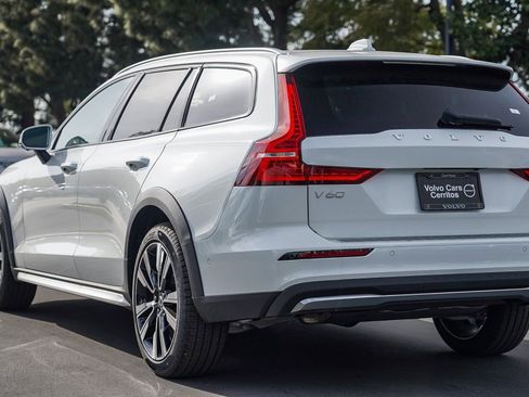 Used 2025 Volvo V60 B5 Cross Country Ultra w/ Protection Package Premier AWD/4WD image 8