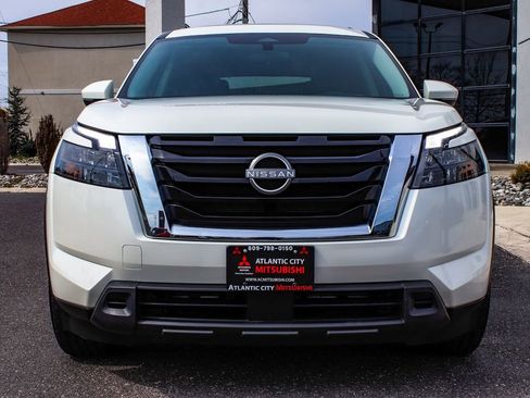 Used 2024 Nissan Pathfinder SV AWD/4WD image 2