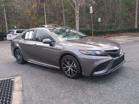 Certified 2021 Toyota Camry SE image 3